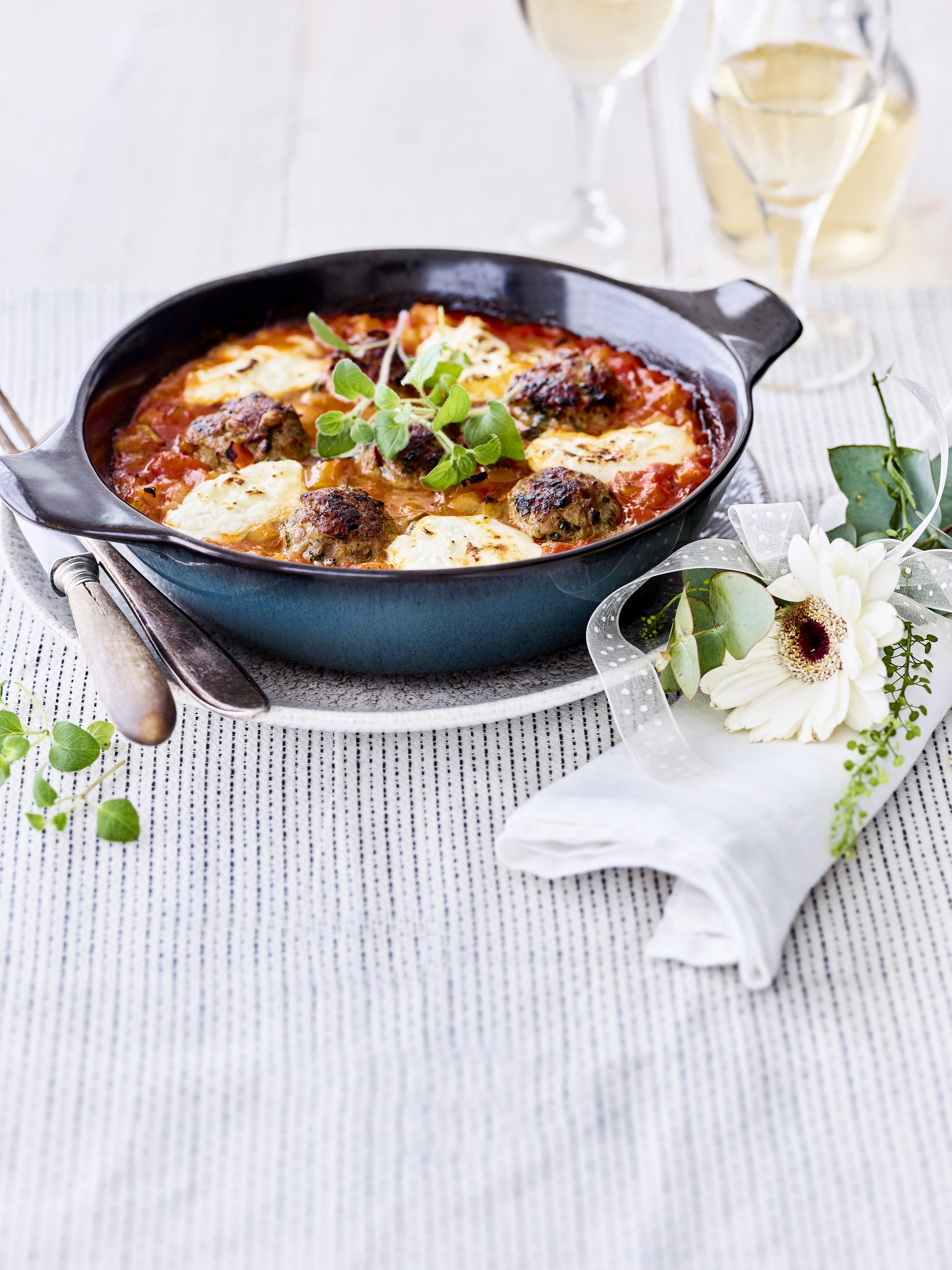 Zuiderse gehaktballetjes in groente-tomatensaus met burrata